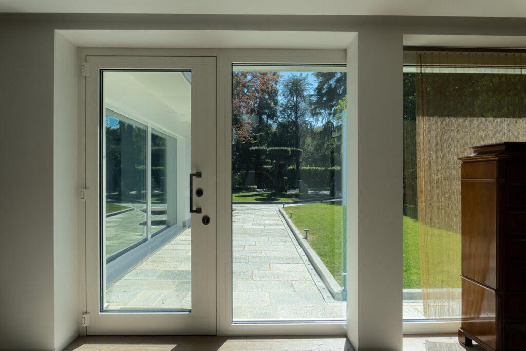 Porta blindata a vetro Invisio Plus vista dall'interno di una casa.