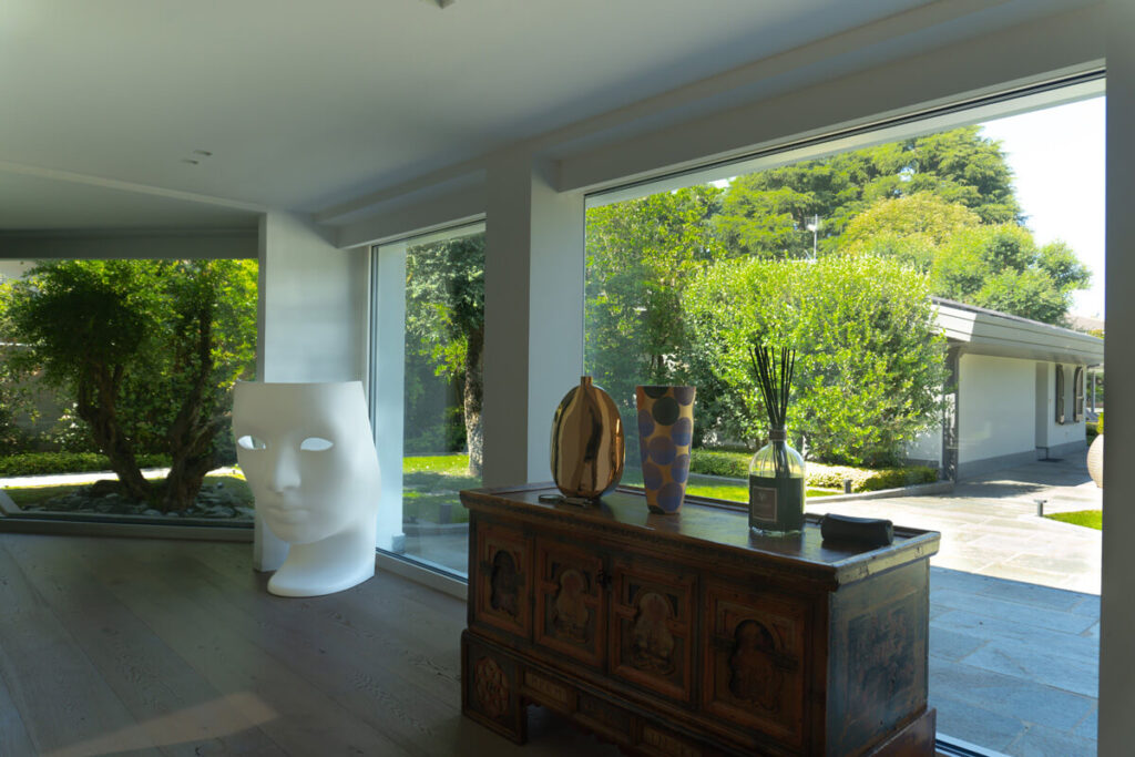 Porta blindata con vetro Invisio Plus vista dall'interno di una villa.