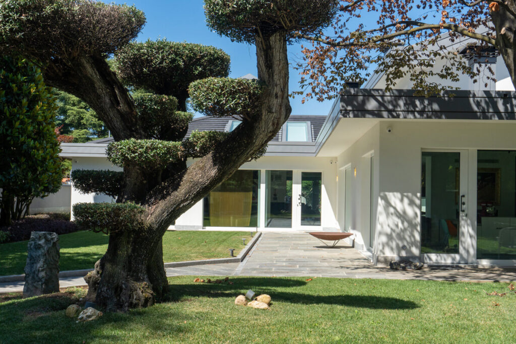 Porta blindata vetrata vista in lontananza dagli esterni di una villa.