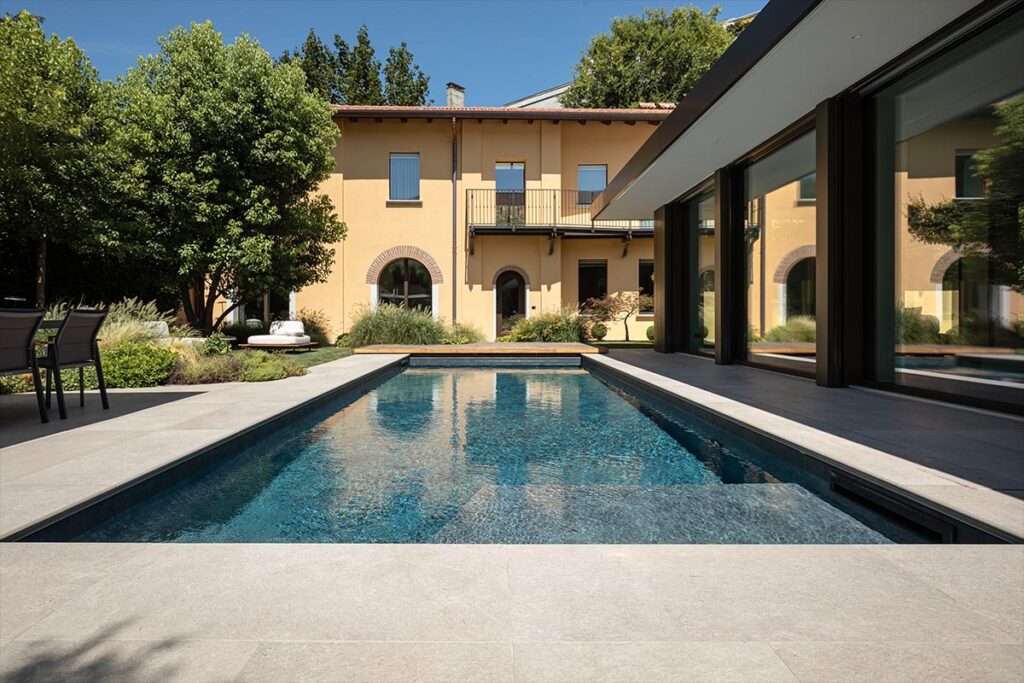 Villa a Milano con piscina e serramenti blindati.